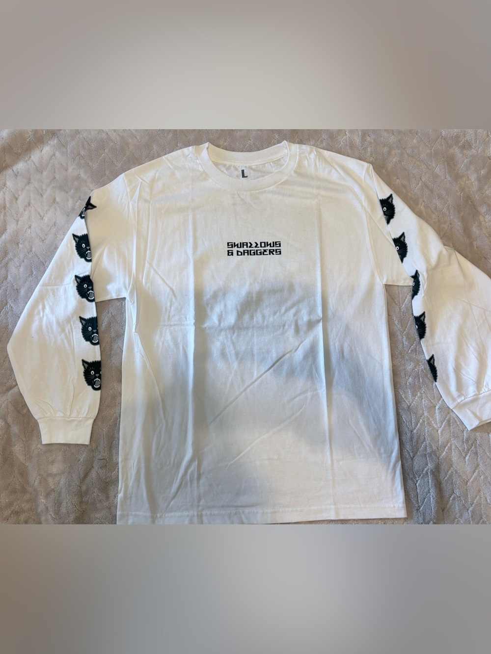 SWALLOWS & DAGGERS Tee
Sz Large